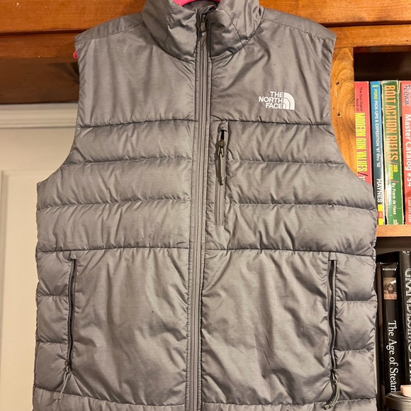 North Face Medium Aconcagua Insulated Vest silver, 8/10 condition via supplier - Picture 2 of 2